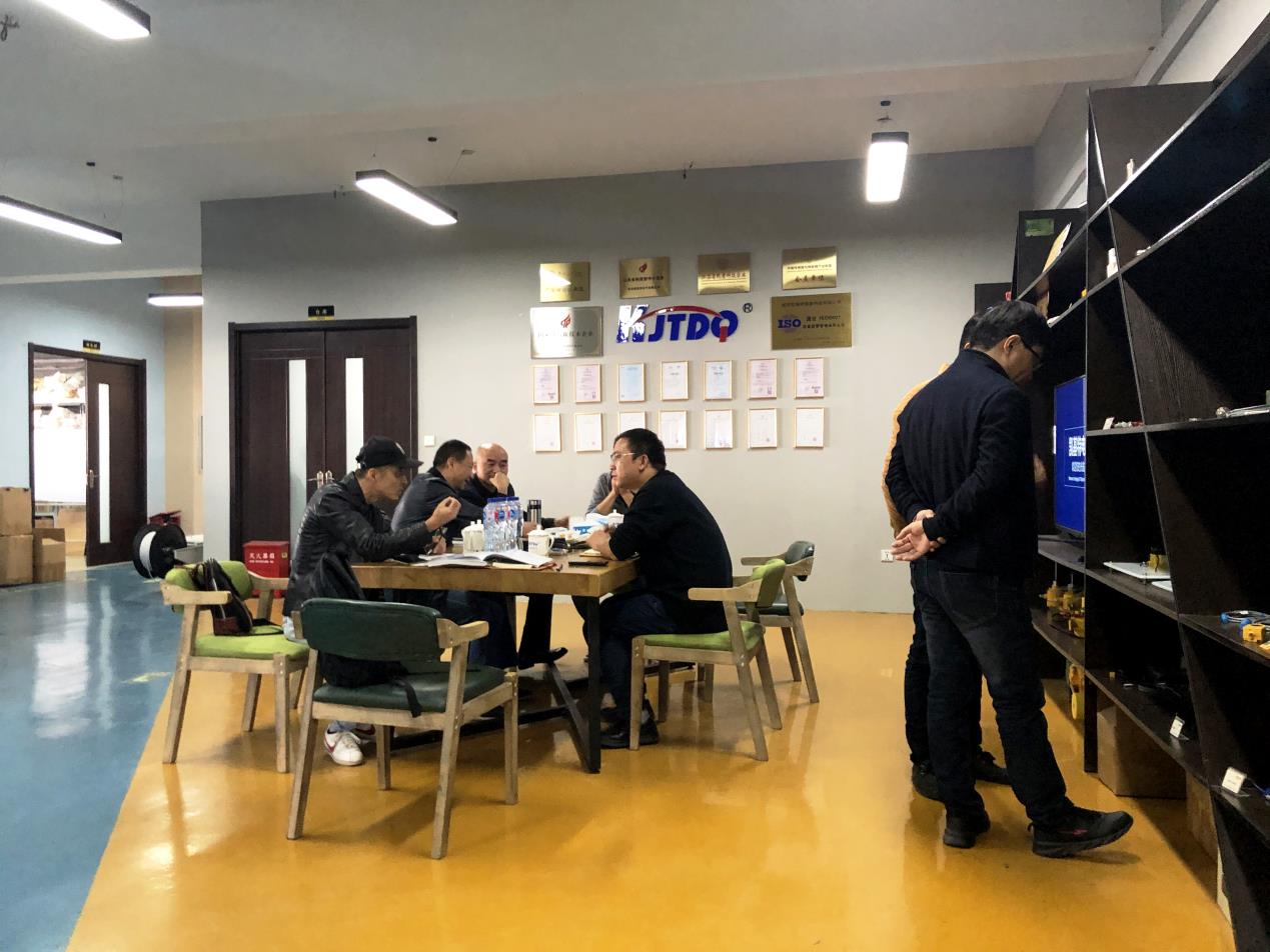 中船動(dòng)力有限公司、鎮(zhèn)江市高新區(qū)商務(wù)局等領(lǐng)導(dǎo)一行蒞臨我司參觀(guān)考察